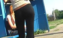 दो कचरा-दिखने वाली गर्लफ्रेंड बस स्टॉप पर अपनी गांड दिखा रही हैं।