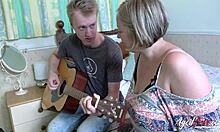 परिपक्व सुंदरता घर के बने वीडियो में गिटार सीखती है जिसमें उसकी प्रेमिका और माँ होती हैं।